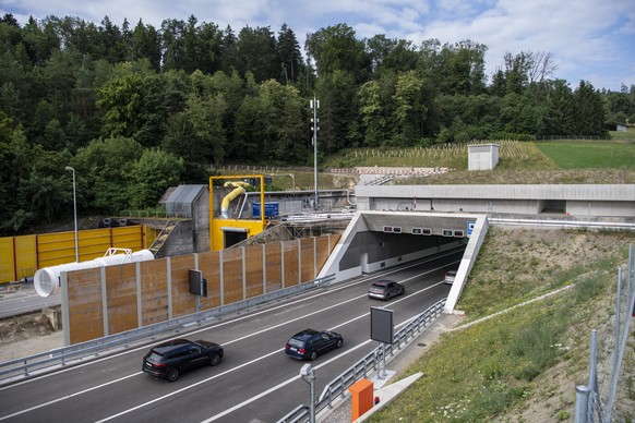 Die ersten Fahrzeuge fahren durch den neuen Gubrist Tunnel anlaesslich der Eroeffnung der 3. Roehre des Gubrist Strassentunnel der Autobahn A-1 Nordumfahrung Zuerich vom Montag, 3. Juli 2023 in Regens ...