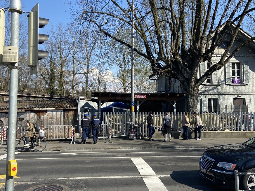 Bei der Drogenanlaufstelle an der Berner Hodlerstrasse dürfen nur noch 40 Süchtige gleichzeitig rein. Die Nerven liegen blank.