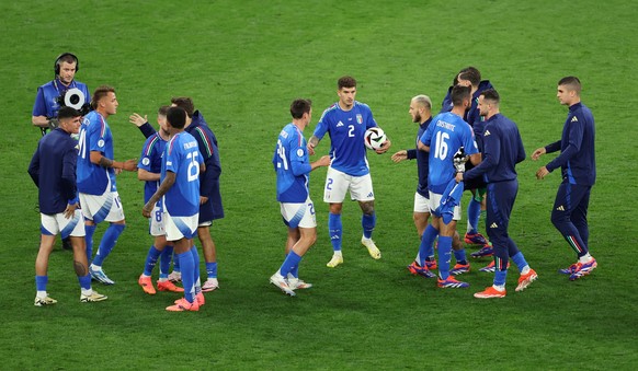 epa11413871 Players of Italy celeebrate after winning the UEFA EURO 2024 group B soccer match between Italy and Albania, in Dortmund, Germany, 15 June 2024. EPA/GEORGI LICOVSKI