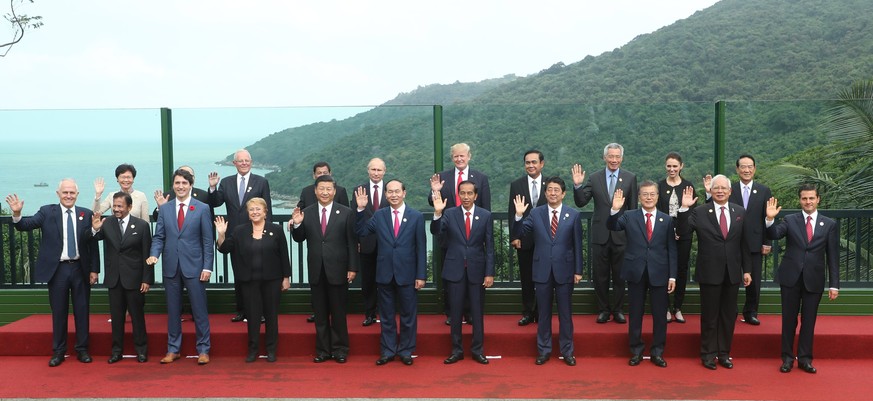 epa06321844 Leaders of the APEC forum pose for a group photo during this year&#039;s Asia-Pacific Economic Cooperation (APEC) Economic Leaders&#039; Meeting in Da Nang, Vietnam, 11 November 2017. They ...