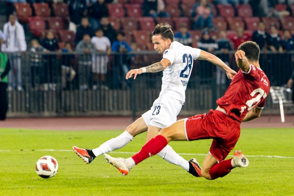 FC Zuerichs Fabian Rohner, links, erzielt das Tor zum 3:1 gegen FC Winterthurs Yannick Schmid im Fussball Meisterschaftsspiel der Super League zwischen dem FC Zuerich und dem FC Winterthur am Samstag, ...