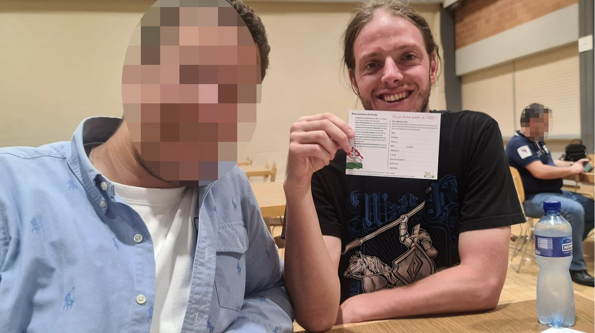 Thibault Schaller avec le t-shirt en question, en 2020 lors d'un congrès de l'UDC Vaud.