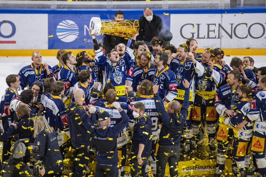 Die Zuger Feiern den Schweizermeister Titel nach dem Spiel 3 des Playoff Final Spiel der Eishockey Meisterschaftsspiel der National League zwischen dem EV Zug und dem Geneve Servette HC am Freitag, 7. ...