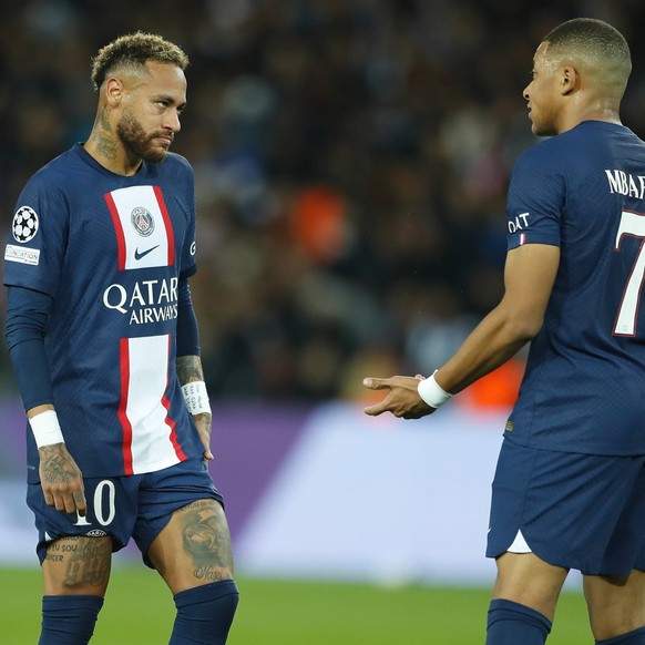 L-R Neymar, Kylian Mbappe PSG, OCTOBER 11, 2022 - Football / Soccer : UEFA Champions League group stage Matchday 4 Group H match between Paris Saint-Germain 1-1 SL benfica at the Parc des Princes in P ...
