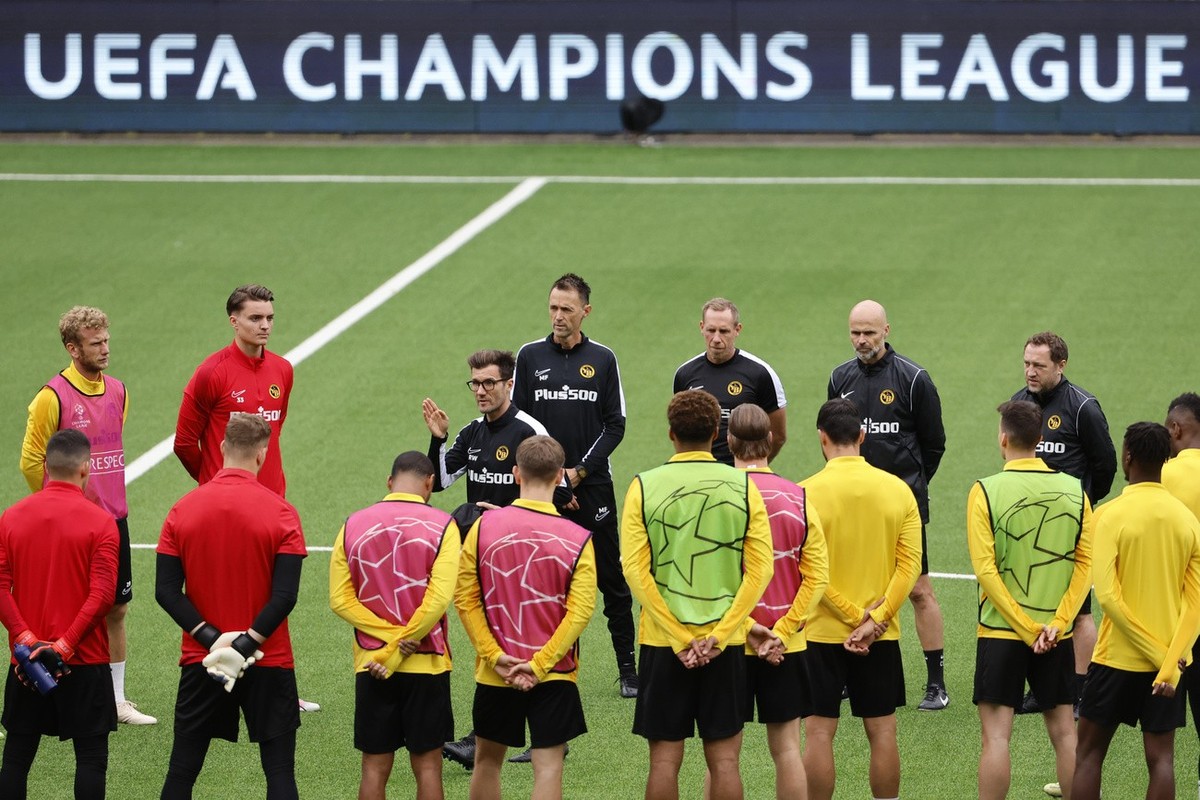 Young Boys head coach Raphael Wicky, center, talks to his players during a training session at the Wankdorf stadium in Bern, Switzerland, Monday, August 28, 2023. BSC Young Boys will face Maccabi Haif ...