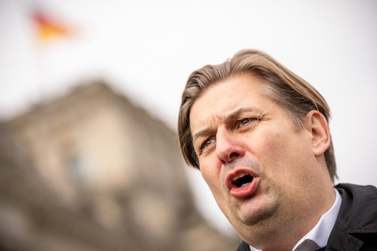 ARCHIV - 24.04.2024, Berlin: Maximilian Krah, AfD-Spitzenkandidat zur Europawahl, geht nach einem Pressestatement nach dem Gespräch mit der AfD Fraktionsspitze. Ein Mitarbeiter von Krah steht unter de ...