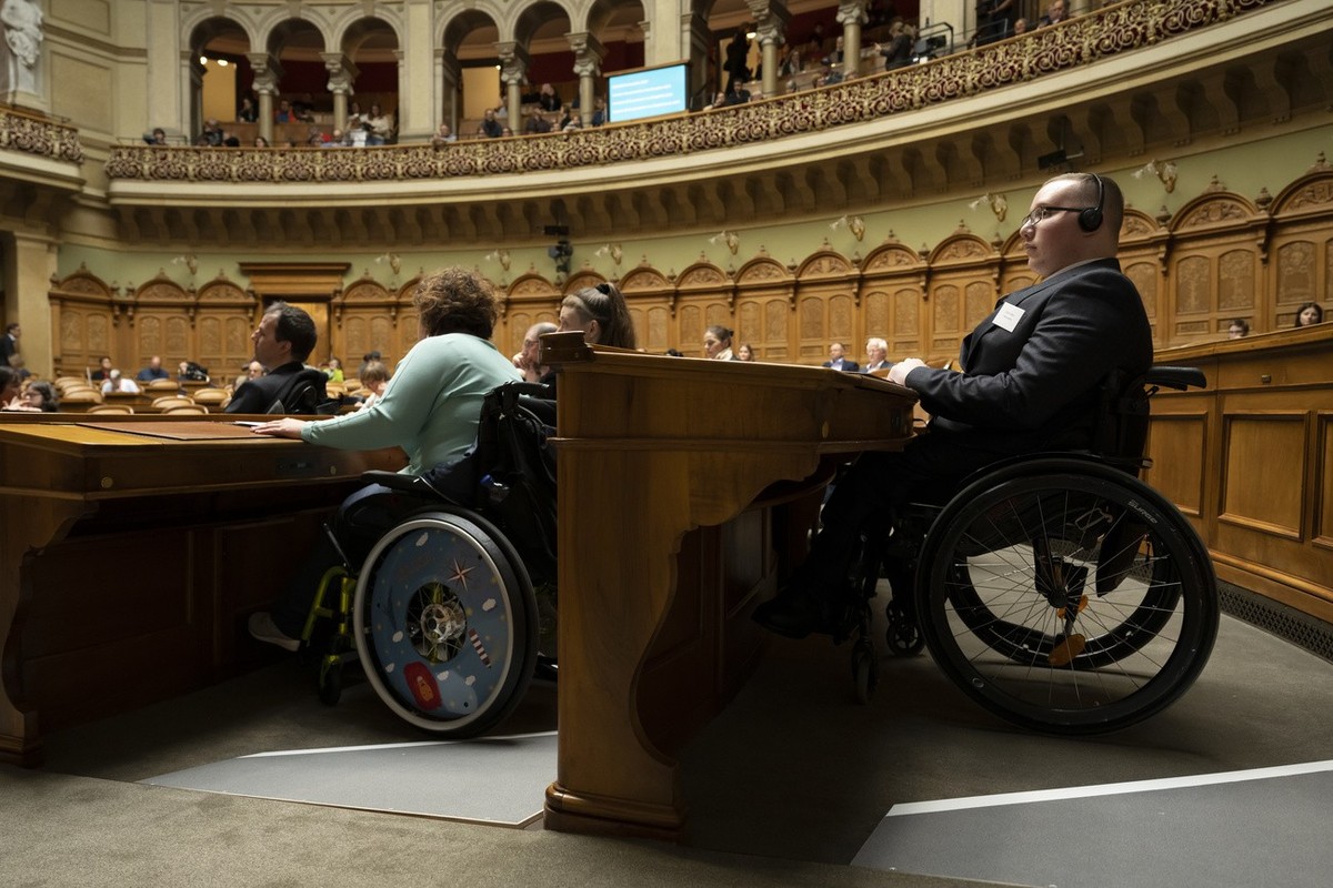 Nouh Latoui, Parlamentarier der Behindertensession, rechts, und Denise Carniel, Parlamentarierin der Behindertensession, links, verfolgen die Debatte, waehrend der ersten Behindertensession der Schwei ...
