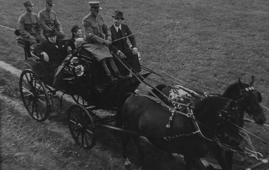 Mit der Kutsche wurde Winston Churchill von der provisorischen Eisenbahnhaltestelle ins Landgut Lohn im bernischen Kehrsatz gebracht.
https://gurtenbuehl.topothek.ch/?doc=1203519