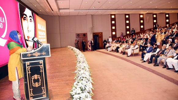 epa06635778 A handout photo made available by the Press Information Department shows Pakistani Nobel Peace Laurete, Malala Yousafzai speaks to audience in Islamabad, Pakistan, 29 March 2018. Malala Yo ...