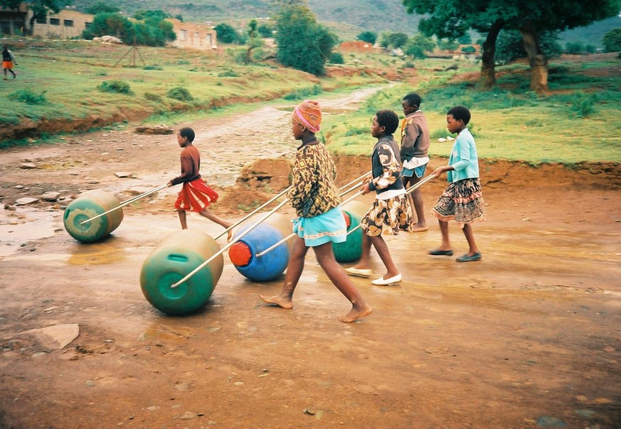 Des enfants avec des Hippo-Rollers.