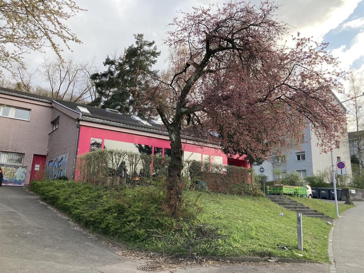 Zwischen Vorstadtverruchtheit und idyllischer Landromantik: Die OJA Zürich Affoltern.
