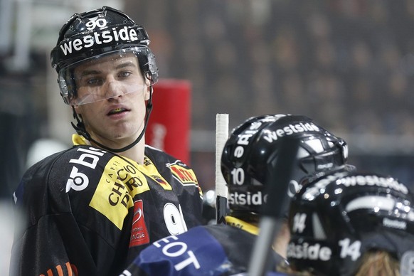 Berns Roman Josi im Meisterschaftsspiel der National League A zwischen dem SC Bern und den SCL Tigers am Freitag, 21. Dezember 2012, in der PostFinance Arena in Bern. (KEYSTONE/Peter Klaunzer)