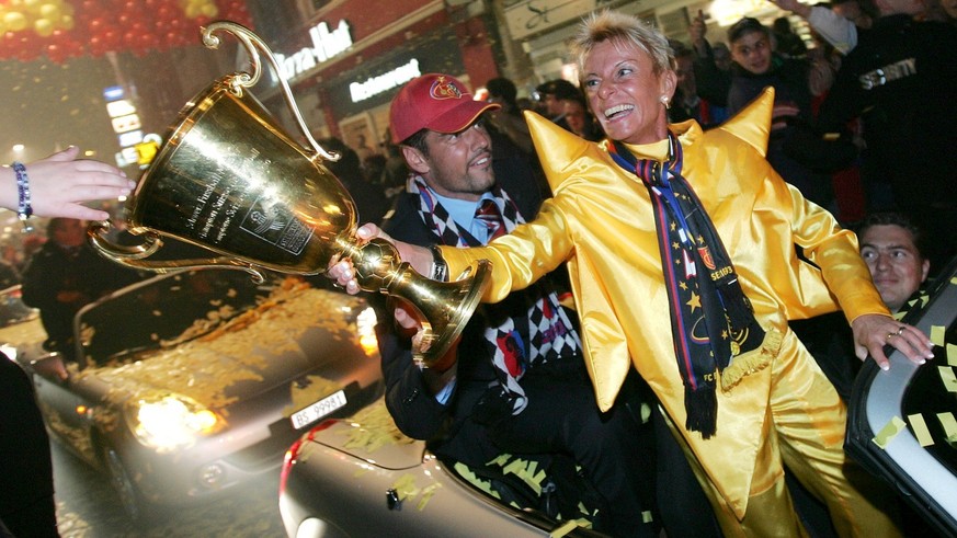 Gigi Oeri, rechts, Vizepraesidentin des FC Basel, und Pascal Zuberbuehler lassen sich am Samstag, 23. Mai 2004, auf der Fahrt zum Barfuesserplatz von den Fans feiern. (KEYSTONE/Markus Stuecklin)