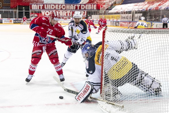 Rapperswils Gian-Marco Wetter, Ambris Isacco Dotti und Ambris Torhueter Benjamin Conz, von links, im Eishockey Spiel der National League zwischen den SC Rapperswil-Jona Lakers und dem HC Ambri-Piotta, ...