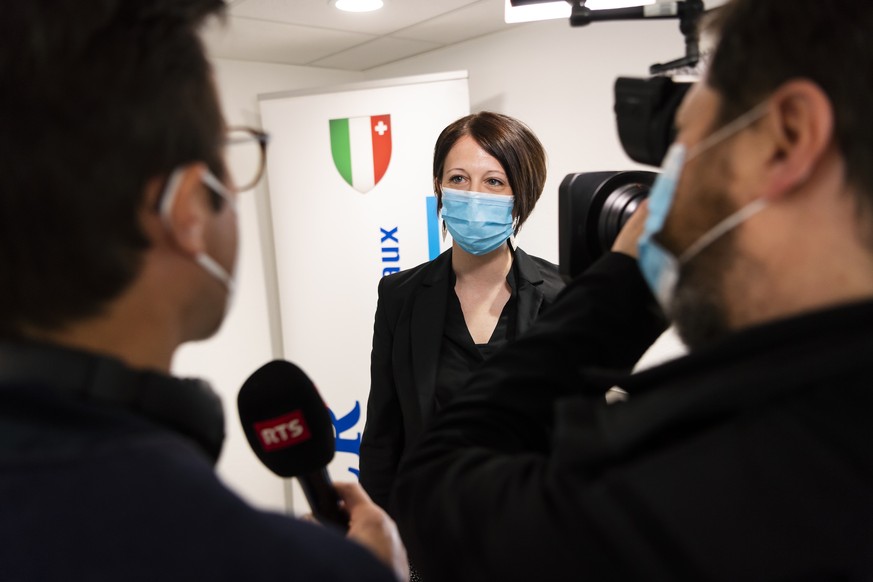 Crystel Graf du Parti Parti liberal-radical, PLR, reagit lors du premier tour des elections cantonales neuchateloises le dimanche 18 avril 2021 a Neuchatel. (KEYSTONE/Jean-Christophe Bott)