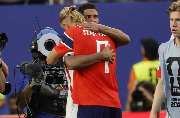 epa13106018 Jude Bellingham of England embraces Erling Haaland of Norway (C) after the FIFA World Cup 2026 quarterfinals match Norway against England, in Miami, Florida, USA, 11 July 2026. EPA/SHAWN T ...