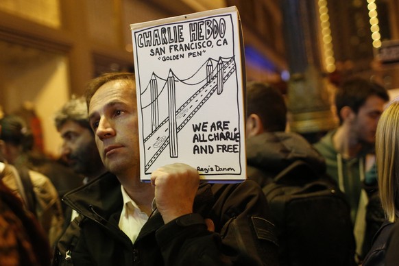 Auf der ganze Welt, auf den Strassen und im Internet, zeigen die Menschen ihre Solidarität mit den Opfern der Attacke.&nbsp;