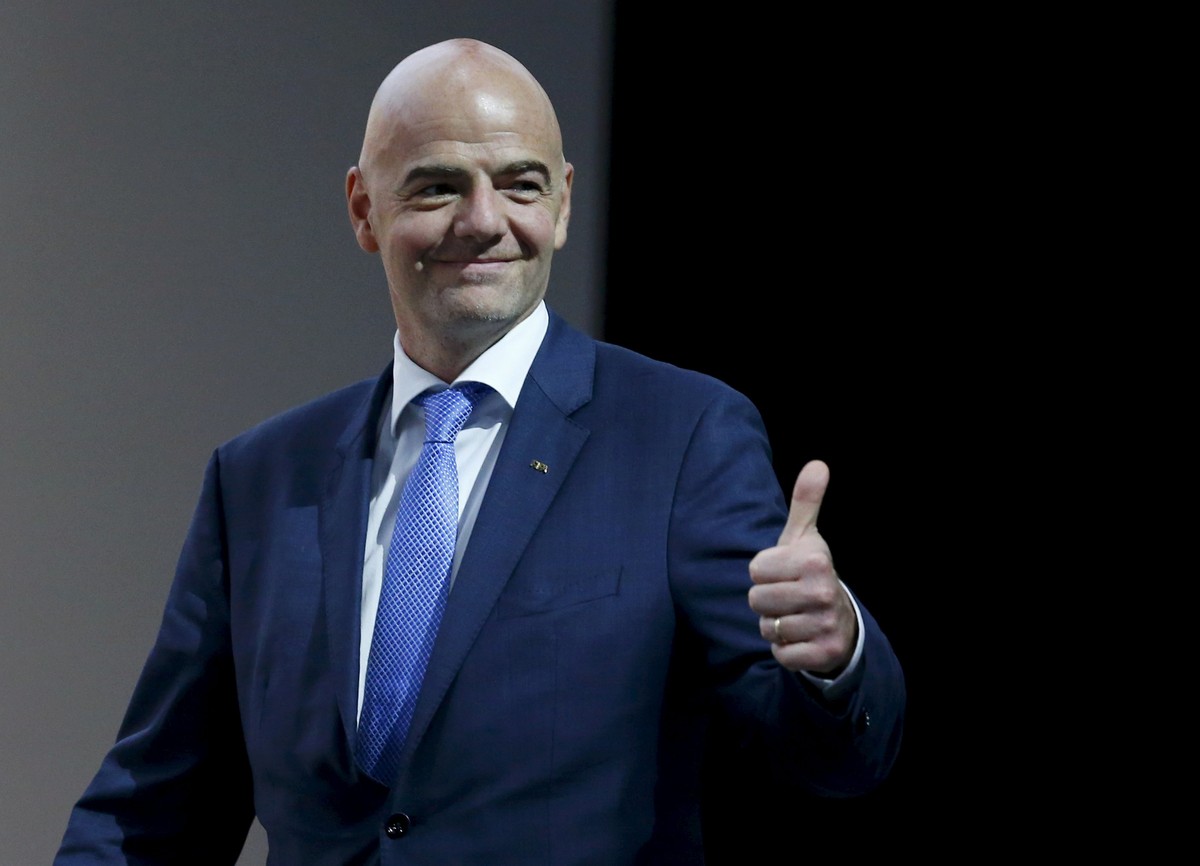 Daumen hoch für den Videobeweis: Gianni Infantino spricht von einem «historischen Entscheid».