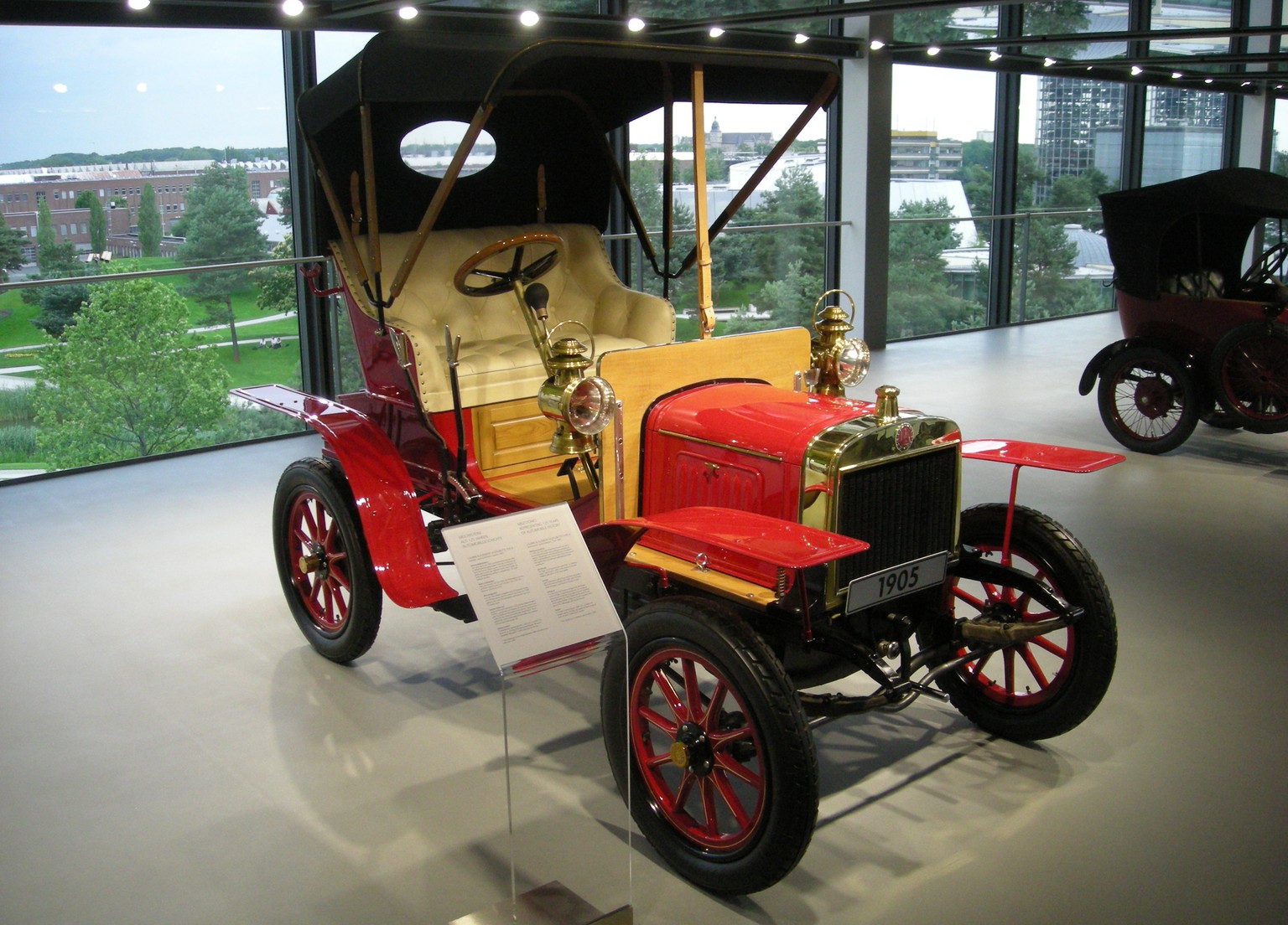 laurin and klement typ a 1905 genfer autosalon auto https://commons.wikimedia.org/wiki/File:Wolfsburg_Jun_2012_085_(Autostadt_-_1905_Laurin_%26_Klement_Voiturette_Type_A).JPG