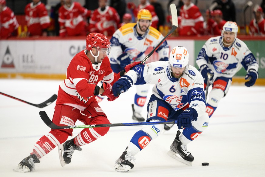 L&#039;attaquant lausannois Daniel Audette, gauche, lutte pour le puck avec le defenseur des ZSC Yannick Weber, droite, lors du match du championnat suisse de hockey sur glace de National League entre ...