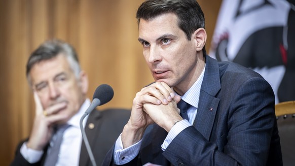 Thierry Burkart, FDP-AG, rechts, spricht neben Hans Wicki, FDP-NW, links, waehrend des Diskussionspunktes &quot;24.4255 Mo. SiK-S. Die Hisbollah verbieten&quot;,waehrend der Wintersession der Eidgenoe ...