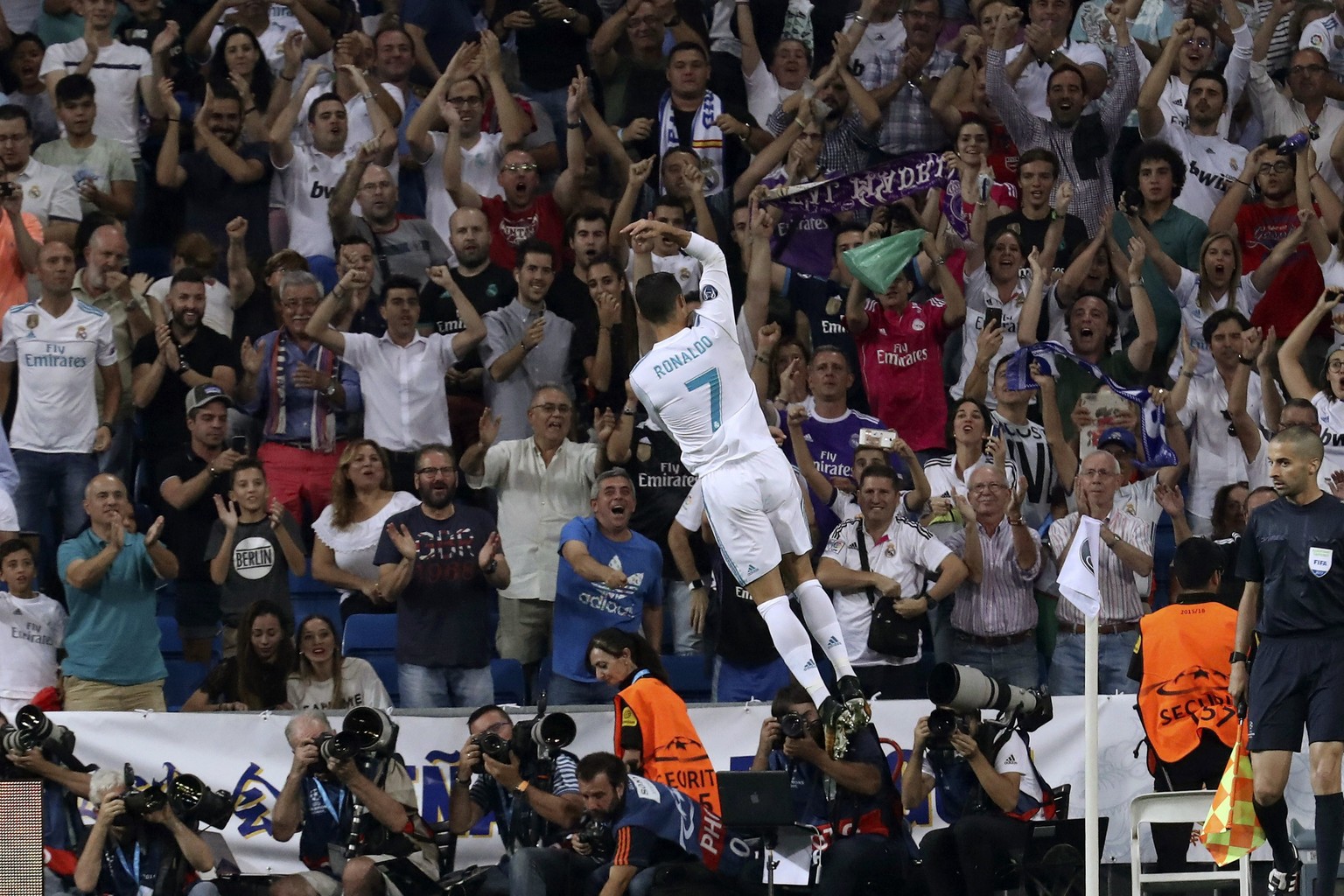 epaselect epa06202876 Real Madrid&#039;s Portuguese striker Cristiano Ronaldo celebrates scoring the 1-0 goal during the UEFA Champions League group stage match between Real Madrid and Apoel FC at San ...