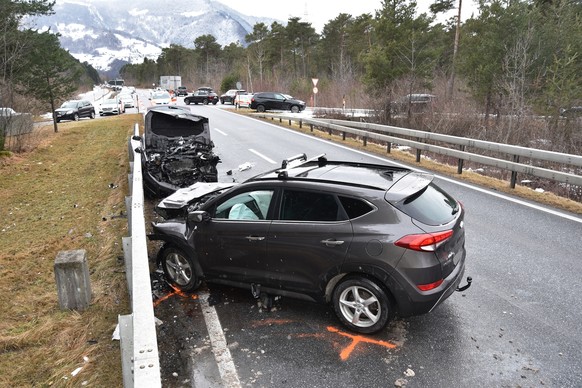 Landquart GR, 28. Dezember 2017, 13:45 Uhr: Bei einer Frontalkollision auf der A28 sind fünf Personen verletzt worden. (Bild: Kapo Graubünden)