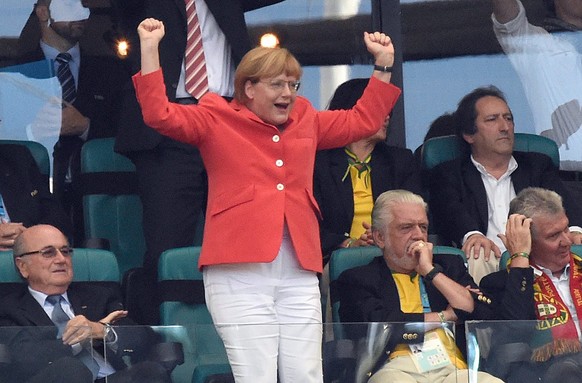epa04261290 German Chancellor Angela Merkel (C) celebrates German's 2-0 next to FIFA President Sepp Blatter (L), and Jaques Wagner (2-R), governor of Brazilian state Bahia, during the FIFA World ...