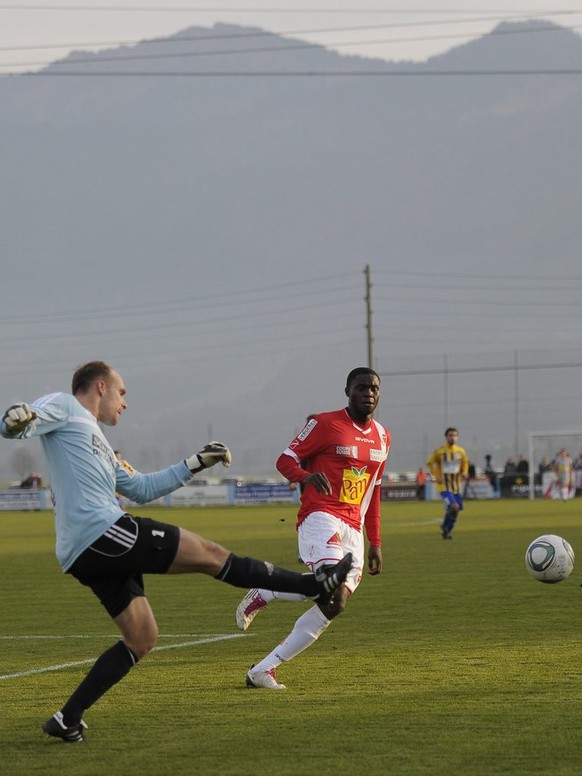 Der Tuggener Goalie Adrian Bernet, links, rettet in einer heiklen Situation, im Fussball Cupspiel FC Tuggen gegen FC Sion, am Samstag, 26. November 2011, in Tuggen. (KEYSTONE/Steffen Schmidt)