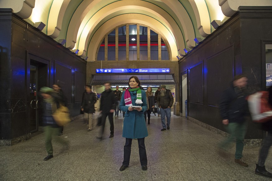 In den letzten zwei Wochen stand Regula Rytz jeden Morgen um 7 Uhr an einem Berner Bahnhof, um Flyer zu verteilen.