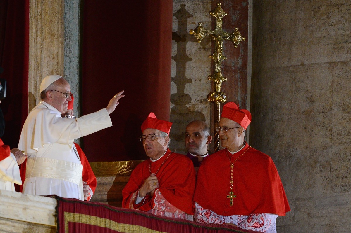 VATICAN CITY, VATICAN - MARCH 13: Newly elected Pope Francis I appears on the central balcony of St Peter's Basilica on March 13, 2013 in Vatican City, Vatican. Argentinian Cardinal Jorge Mario B ...
