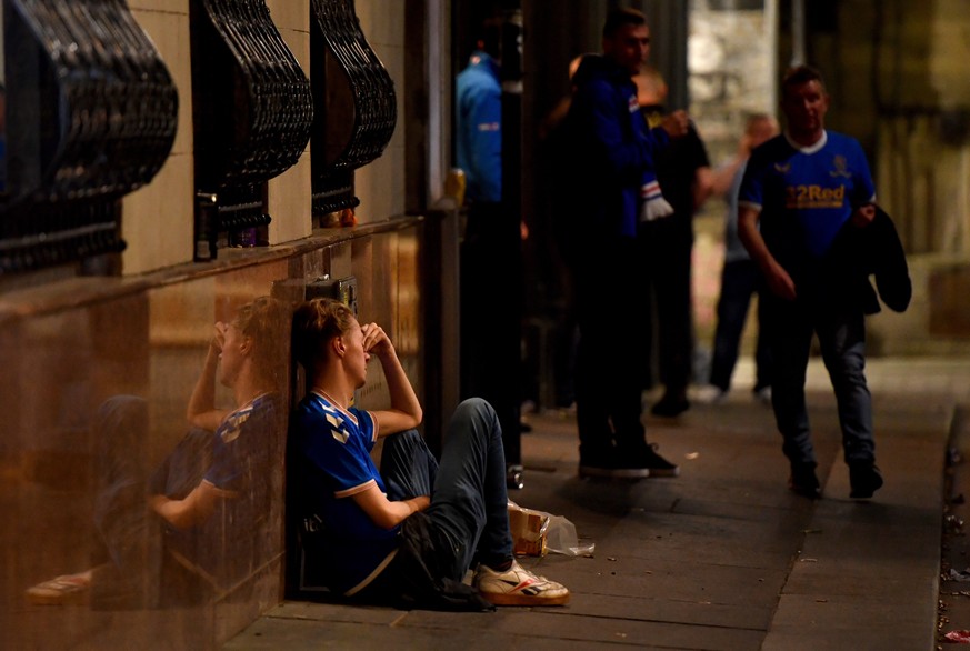epaselect epa09956632 Dejected Rangers fans in Glasgow after their team lost the UEFA Europa League final between Eintracht Frankfurt and Glasgow Rangers in Glasgow, Britain, 18 May 2022. The final be ...