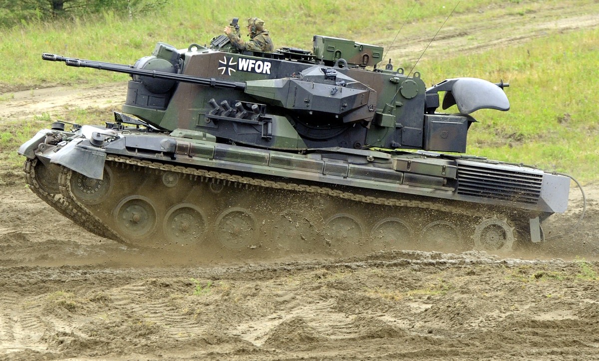 ARCHIV - 15.06.2009, Niedersachsen, Munster: Ein Flakpanzer vom Typ Gepard fährt auf dem Truppenübungsplatz in Munster während der Informationslehrübung "Das Heer im Einsatz" über das Geländ ...