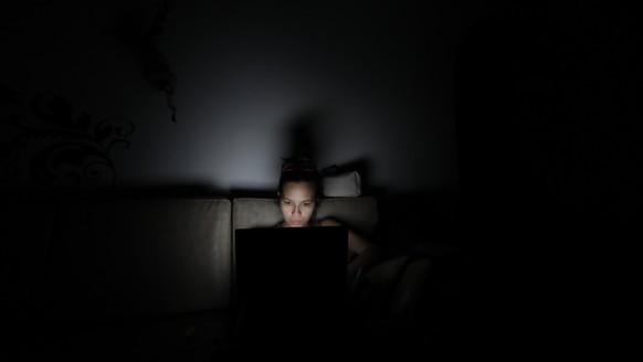 epa07472412 A woman uses a laptop during a blackout in Caracas, Venezuela, 29 March 2019. The Venezuelan capital and at least 10 of 23 Venezuelan states suffered new power cuts on the same day due to  ...