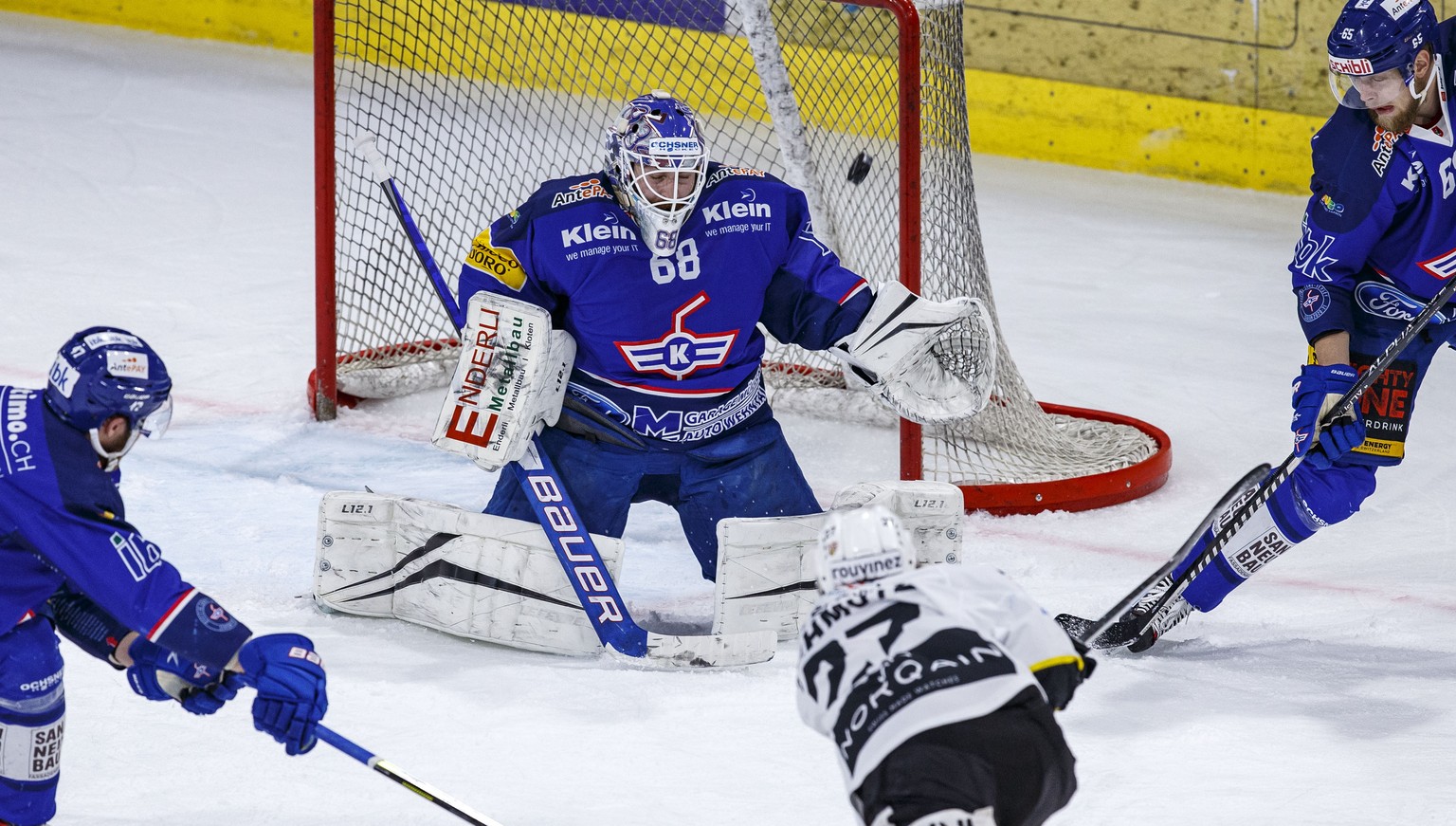 HC Ajoie Stuermer Reto Schmutz, Mitte unten, trifft zum 0-3 gegen EHC Kloten Torhueter Dominic Nyffeler waehrend dem fuenften Eishockey Playoff-Finalspiel der Swiss League zwischen dem EHC Kloten und  ...