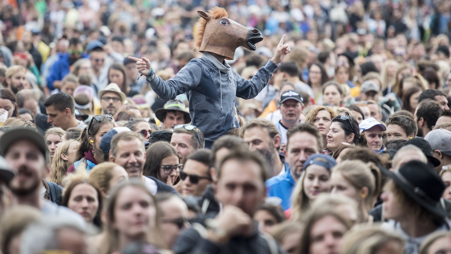 epa06060261 A visitor is costumed during the performance of US singer-songwriter Mary Beth Patterson known by her stage name Beth Ditto during the 41st Openair St. Gallen music festival, in St. Gallen ...