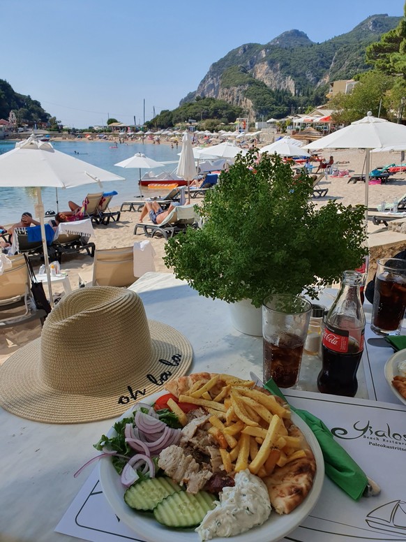 Griechisches Essen direkt am Strand, was gibt es besseres?