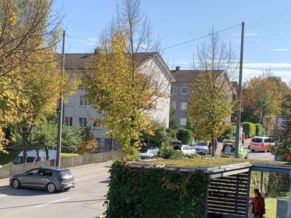 Tösstalstrasse 306 ab Tankstelle Richtung Sennhof gesperrt. Hörten einen Schuss danach waren mehrere Polizeiautos und Krankenwagen vor Ort.