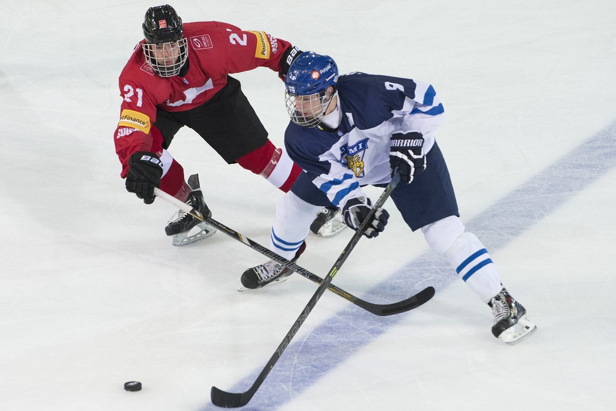 Switzerland's Robin Fuchs, left, und Finland's Vili Saarijarvi, right, fight for the puck, during a ice hockey U18 World Championships match between Switzerland and Finland, at the ice stadi ...