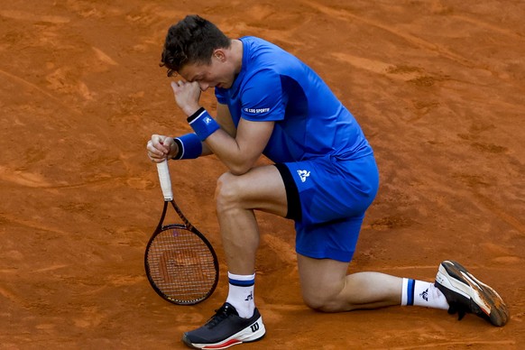 epaselect epa11317034 Jiri Lehecka of Czech Republic reacts after sustaining an injury that forced him to retire from his semi-fnal match against Felix Auger-Aliassime of Canada at the Madrid Open ten ...