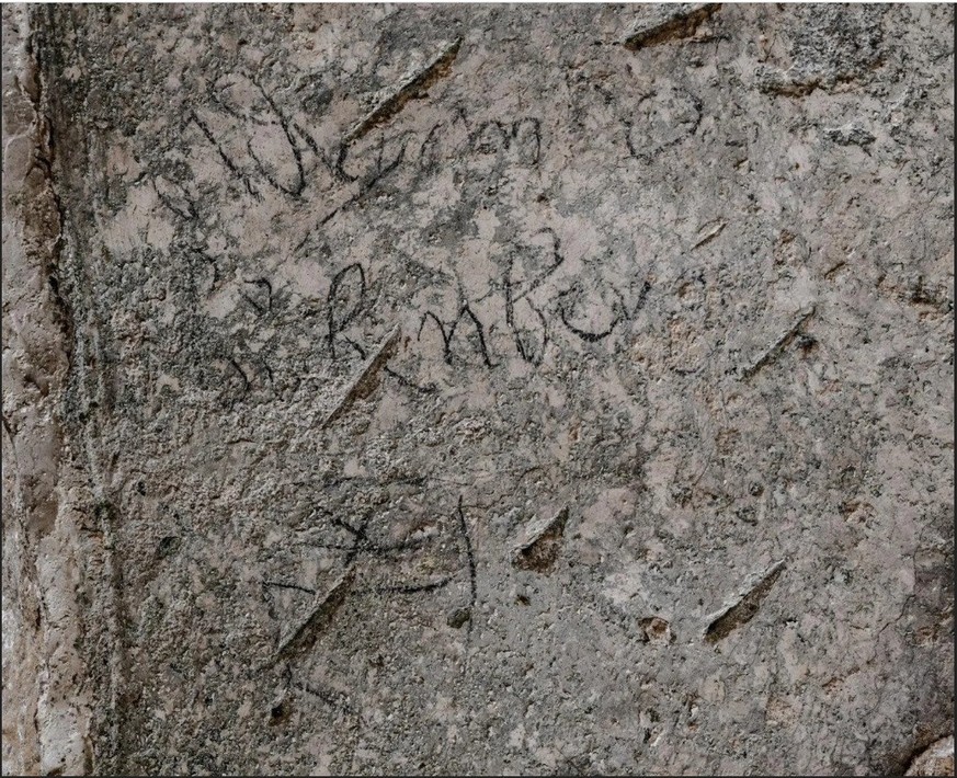 Die Inschrift und das Familienwappen von Adrian von Bubenberg in Jerusalem.