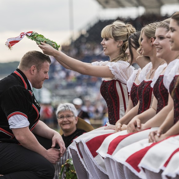 Der Berner Matthias Glarner wird von einer Ehrendame zum neuen Schwingerkoenig gekroent am Eidgenoessischen Schwing- und Aelplerfest (ESAF) Estavayer2016 in Payerne, am Sonntag, 28. August 2016. (KEYS ...