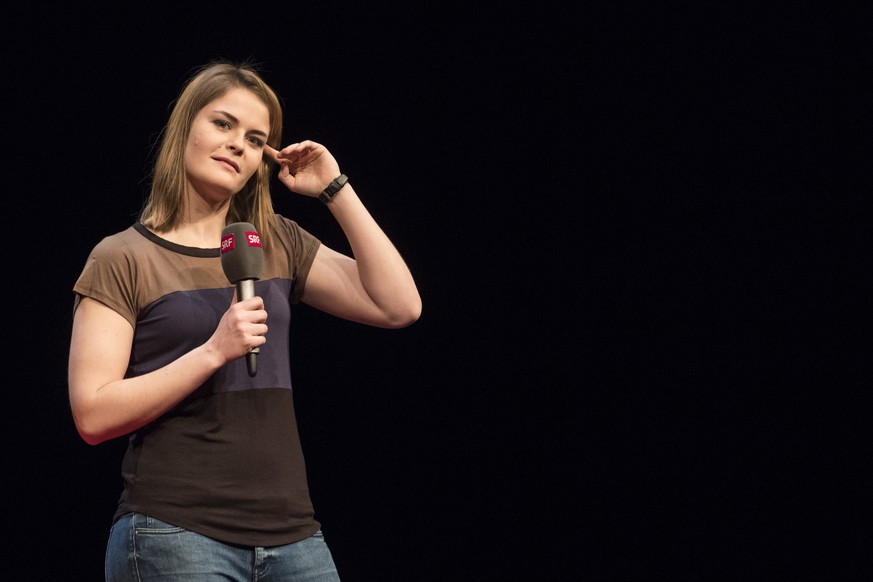 Hazel Brugger unterhalt das Publikum am Salzburger Stier 2017, den renommiertesten Kabarettpreis im deutschsprachigen Raum, im Stadttheater in Schaffhausen, aufgenommen am Samstag, 6. Mai 2017. (KEYST ...