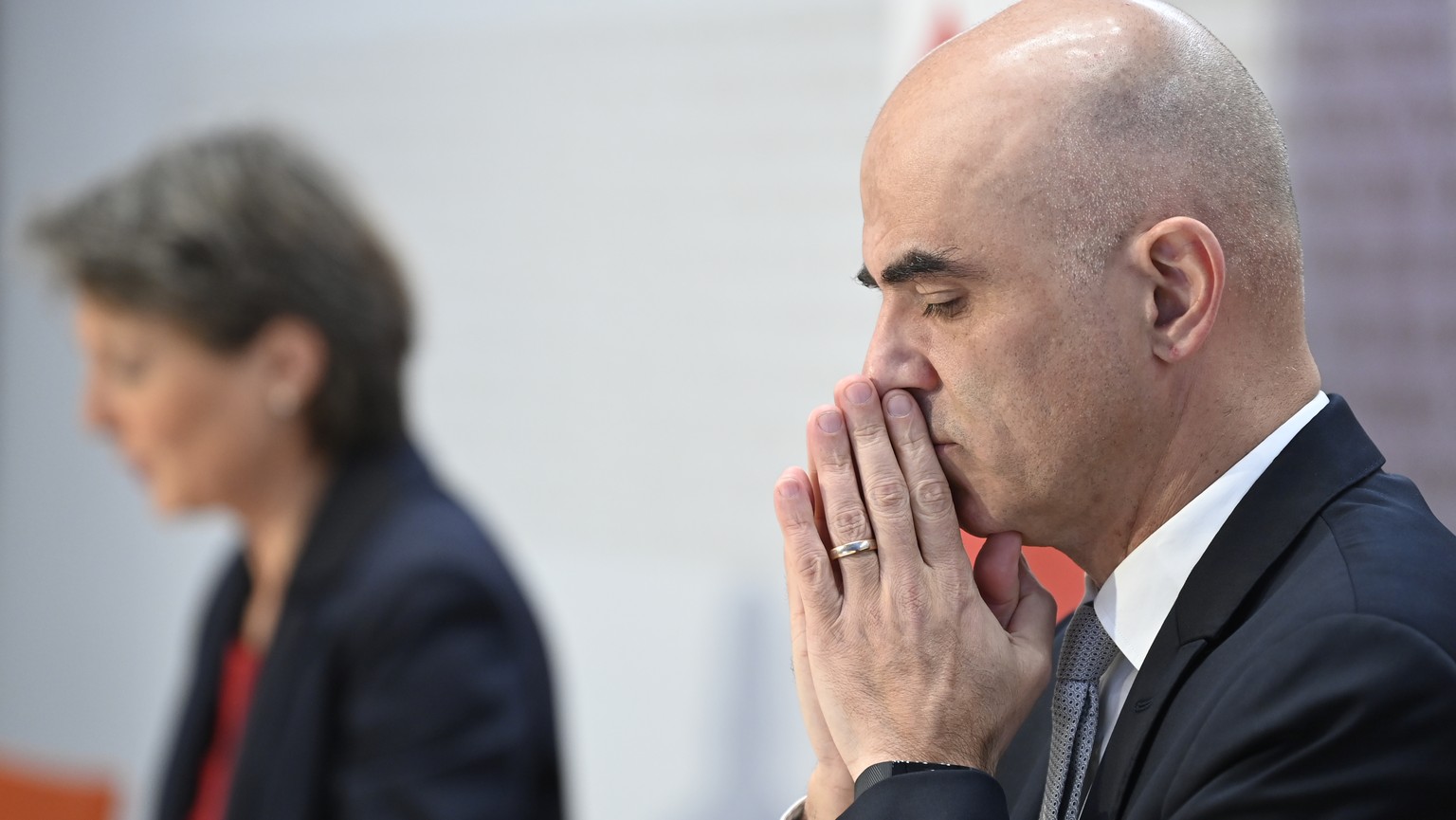 Bundesrat Alain Berset und Bundespraesidentin Simonetta Sommaruga waehrend einer Medienkonferenz des Bundesrates zur aktuellen Lage im Zusammenhang mit dem Coronavirus, am Freitag, 11. Dezember 2020,  ...