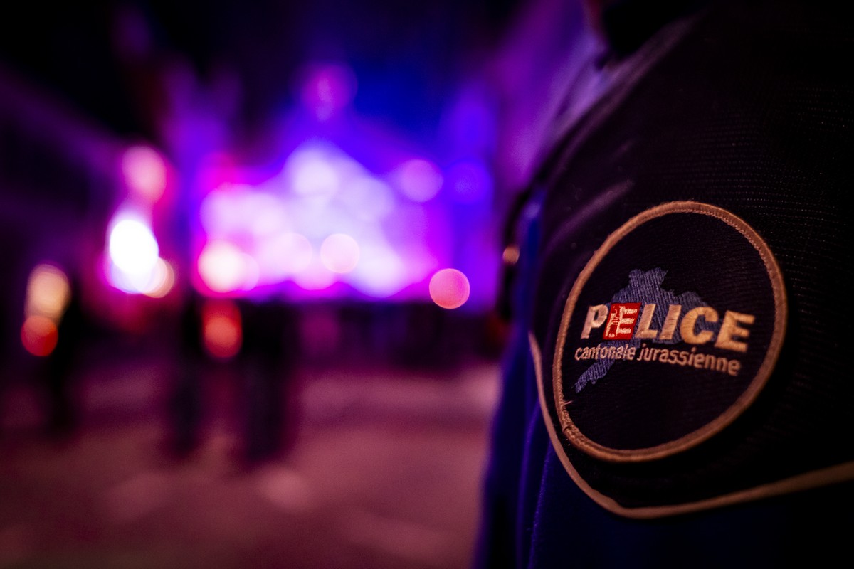 Un policier de la police cantonale jurassienne patrouille devant l'Hotel de Ville lors des festivites marquant le changement de canton de la ville de Moutier le jeudi 1 janvier 2026 a Moutier. La ...