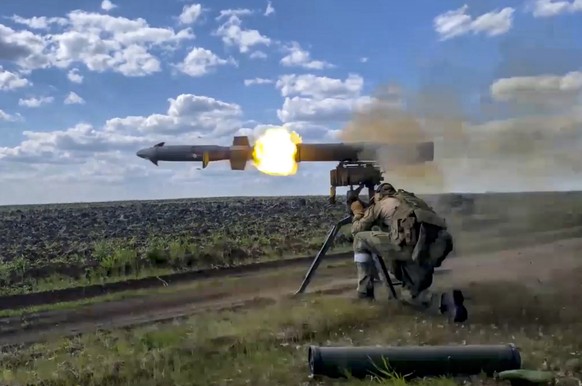 epa10145166 A still image taken from a handout video provided by the Russian Defence Ministry's press service on 29 August 2022 shows a Russian serviceman firing a man-portable anti-tank guided missil ...