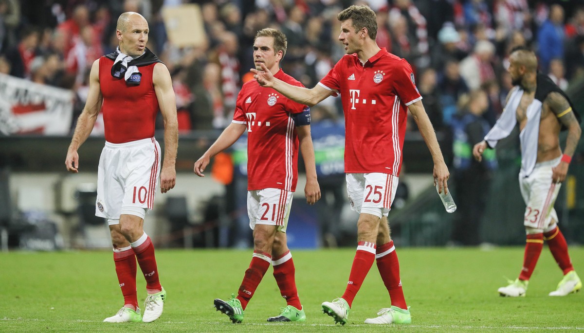 epa05905169 (L-R) Bayern's Arjen Robben, Philipp Lahm and Thomas Muller react at the end of the UEFA Champions League quarter final, first leg soccer match between Bayern Munich and Real Madrid a ...