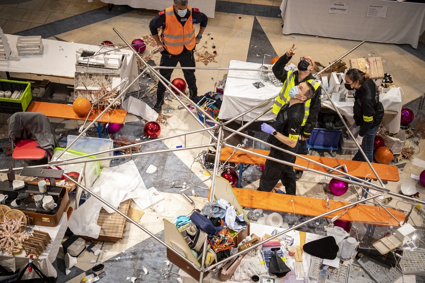 Im Mythen Center Schwyz in Ibach stuertzte eine aufgehaengte Weihnachtsdekoration auf einen kleinen Weihnachtsmart und verletzte sechs Personen, am Samstag, 20. November 2021. Das Einkaufszentrum ist  ...