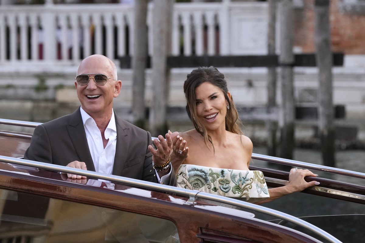 Jeff Bezos, left, and Lauren Sanchez leave a hotel for their pre wedding reception, in Venice, Italy, Thursday, June 26, 2025. (AP Photo/Luca Bruno)
Jeff Bezos,Lauren Sanchez