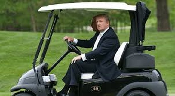 Trump im Golfcart: Laufen mag der Präsident nicht.